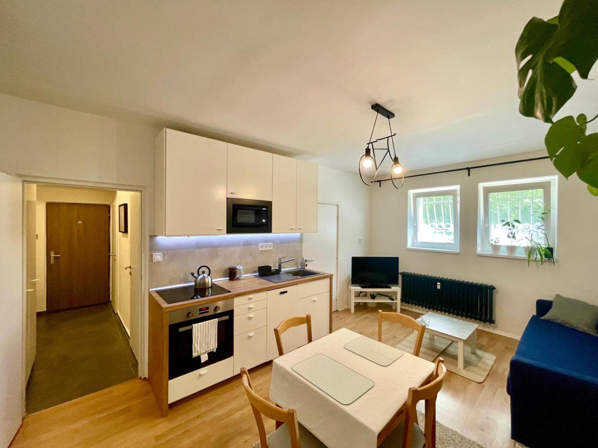 Cozy Self Check-In Apartment In Vibrant Ruzinov Area, Komarnicka 42, Bratislava Exterior photo