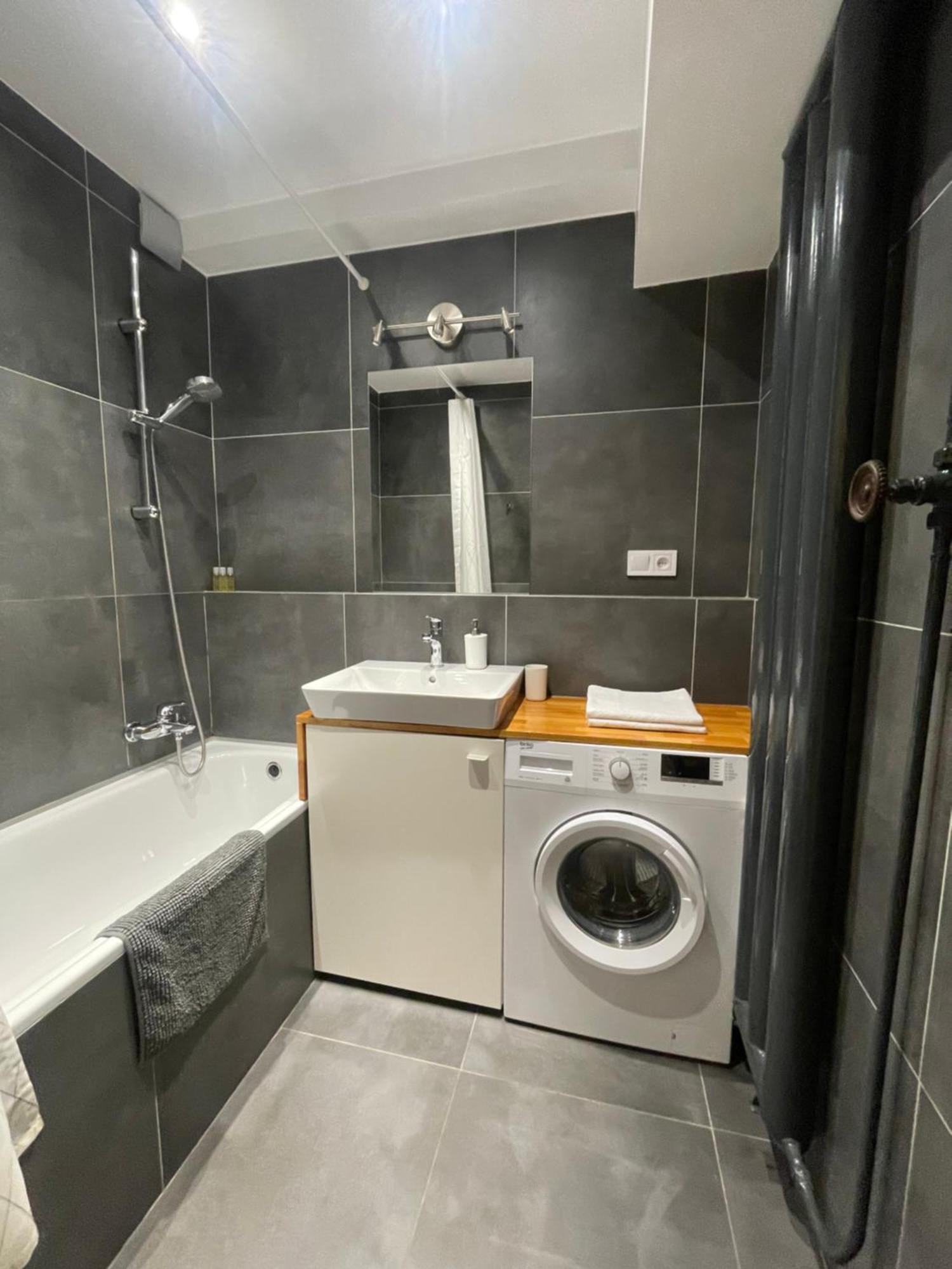 Cozy Self Check-In Apartment In Vibrant Ruzinov Area, Komarnicka 42, Bratislava Exterior photo